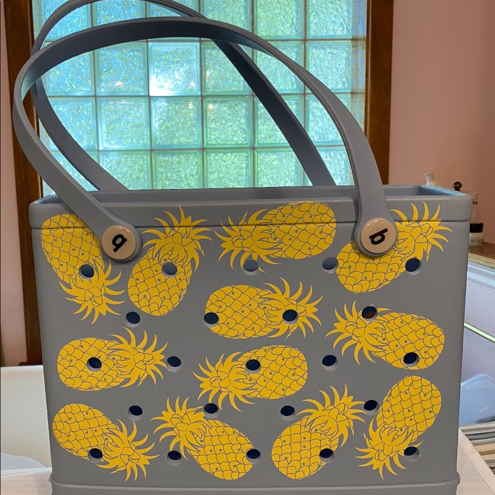 EUC Pineapple Bogg Bag (Authentic)